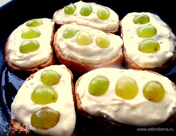 Украшаем виноградом гренки и переносим в смазанную форму.