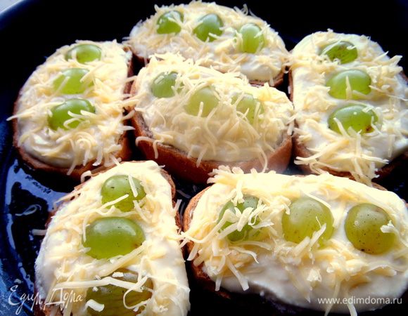 Верх посыпать тертым сыром, но не обязательно, просто мы так любим! Нужно примерно 3 ст. л.