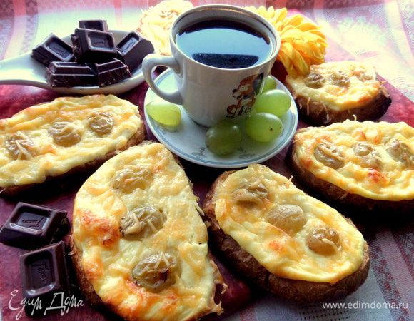 Подаем с кофе на завтрак в горячем виде.