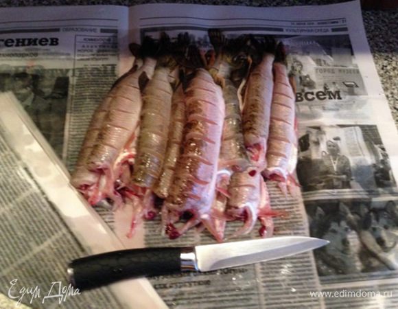  Свежепойманную щурогайку (именно свежую) обязательно чистим, потрошим, отрезаем голову – промываем, (да долго, да муторно — но конечный результат стоит того). Делаем надрезы по всей тушке, можно и не делать, но с надрезами мелкие косточки совсем не чувствуются после жарки. Слегка просушиваем (даем стечь воде). Бером сковородку, масло, готовим муку — (в одном из рецептов я уже это писал, но повторюсь, думаю, будет полезным). Я смесь делаю в прозрачном целлофановом мешочке (мусора меньше, тарелка не нужна, оставшаяся смесь дождется приготовления следующего блюда) мука+соль+перчик (у меня смесь трех перцев, очень ароматная). Разогреваем масло и по одной обваливаем готовые тушки в муке после выкладываем на сковородку.