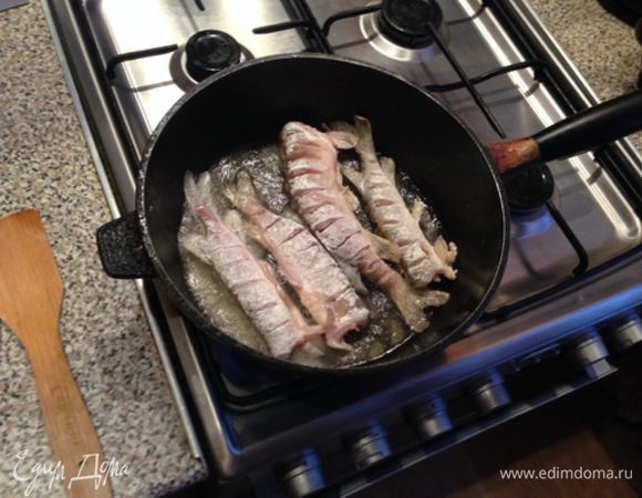 При жарке не закрывайте сковородку крышкой, иначе рыба будет вареной без хруста и красивой корочки. Если масло сильно брызгает лучше огонь убавить.