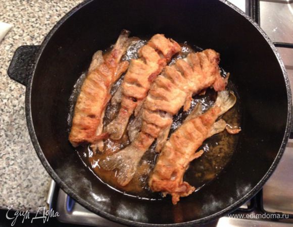 Обжариваем с одной стороны, потом с другой. В тарелочку, на которую выкладываю рыбу после приготовления укладываю салфетку в несколько слоев (чтобы излишки масла впитались).
Кушать надо сразу пока не остыло, зовите и угощайте родных и угощайтесь сами.
