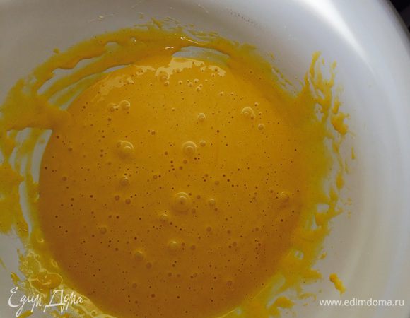 В первой чаше хорошо растираем желтки с 40 г сахара. Добавляем сюда просеянную муку с крахмалом.