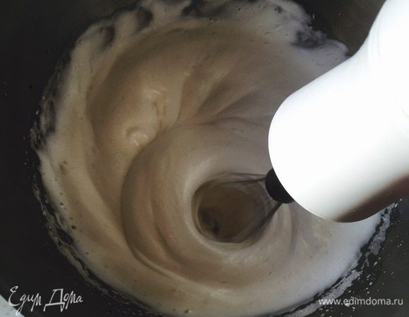 Взбиваем белки сначала до пушистой пены, потом добавляем оставшийся сахар частями. Добиваемся твердых пиков, отставляем.
