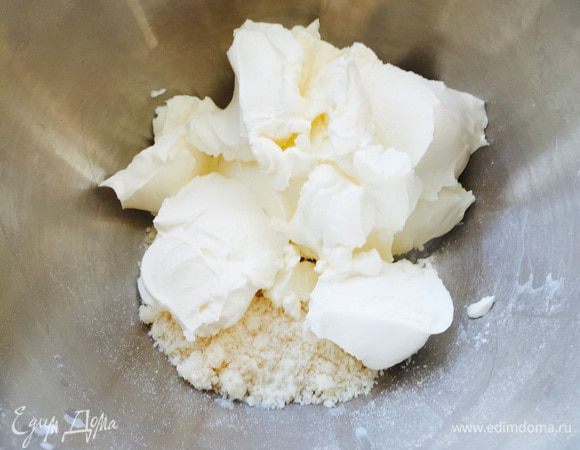 В еще одной чаше смешиваем крем чиз (у меня просто софт чиз 30% жирности) с натертым пармезаном.