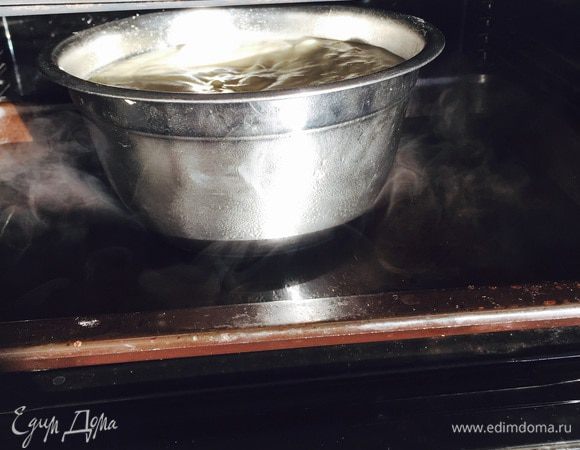 Выливаем тесто в форму, ставим на противень, наливаем кипятка где-то 1 см и ставим в духовку минут на 80. А, важный момент, противень ставим на самую нижнюю полку, чтоб над чашей еще см 5 было точно — чиз в печи очень поднимается!