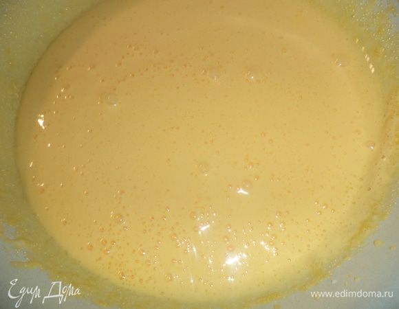 Яйца разделить на белки и желтки.
Белки взбить со щепоткой соли в пышную массу.
Желтки взбить с сахаром.