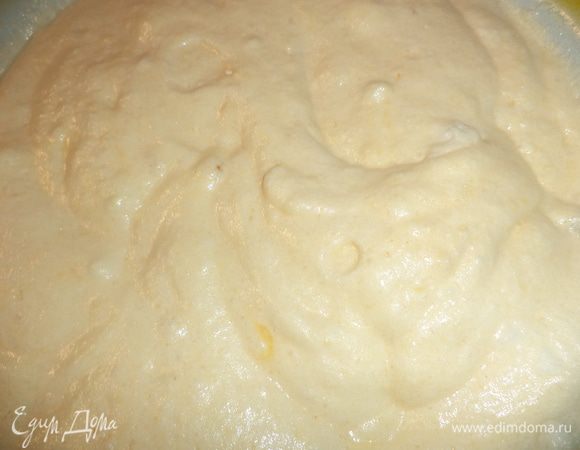 Муку просеять, перемешать с разрыхлителем, соединить с желтками.
В эту массу постепенно, добавляя порциями, вмешать взбитые белки, аккуратно перемешивая тесто снизу вверх.