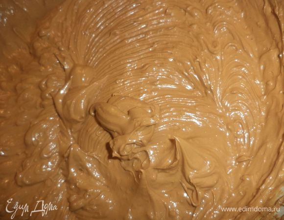 Для крема размягчённое сливочное масло взбить миксером. 
Халву наломать маленькими кусочками и по возможности раскрошить во взбитое масло, взбить масло, халву и ванильный сахар.
Продолжая взбивать, добавлять по столовой ложке сгущёнку.