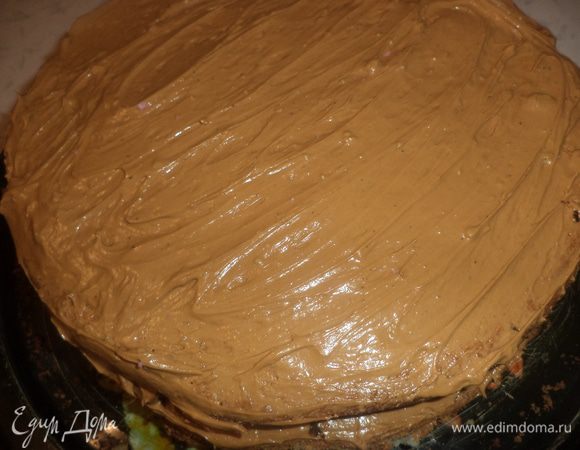 Коржи, бока и верх торта смазать кремом.