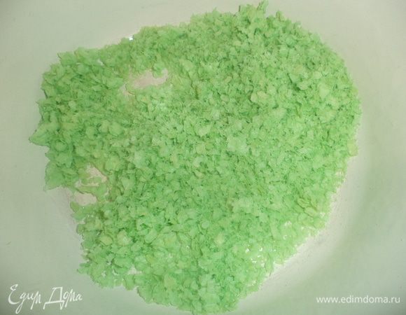 Цветные вафли искрошить руками в крошку.