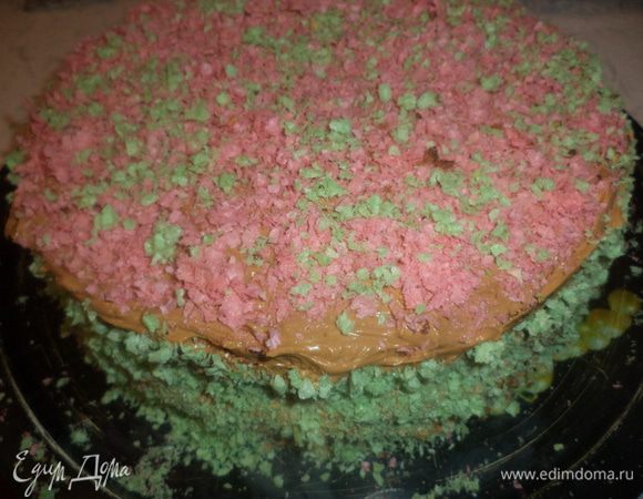 Посыпать ими верх и бока торта.