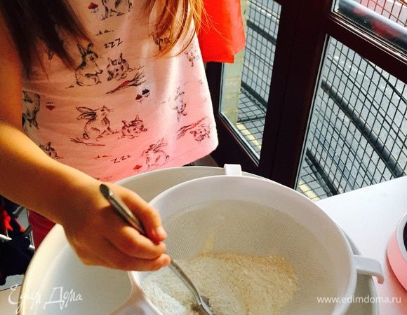 Дакуаз. Духовку на 200. Просеиваем муку, миндальную муку и пудру (очень ответственное задание доверено помощнице).