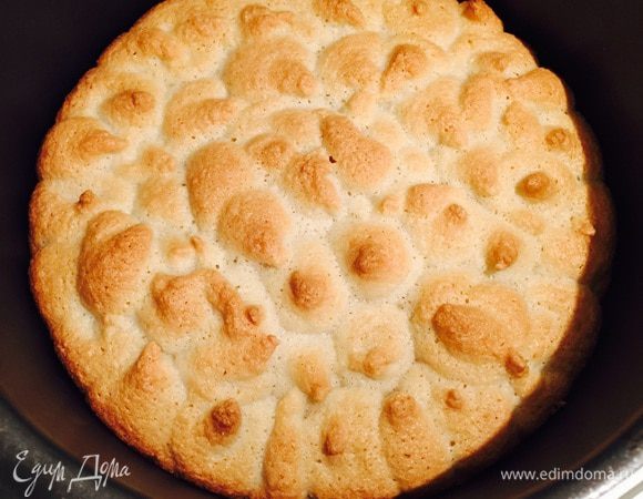 В духовку на 25 минут (до зарумянивания). Когда испечется, вынимаем, остужаем.