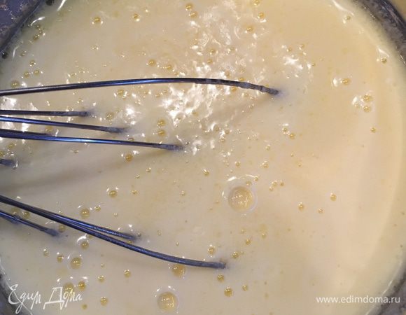 За это время взбиваем кефир с яйцами и добавляем соль (если есть желание , можете добавить сухую зелень или какие-либо специи).