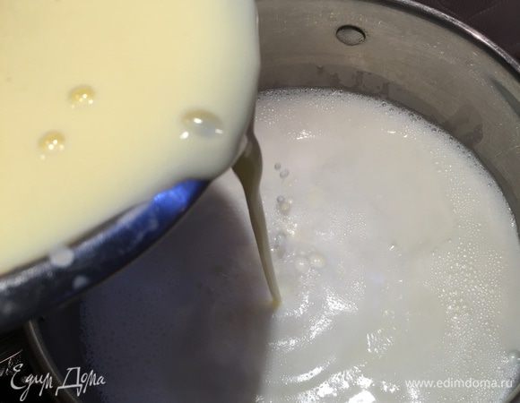 Вливаем смесь кефира в молоко тонкой струйкой. Не перемешиваем! И вплоть до момента выключения огня не мешаем!