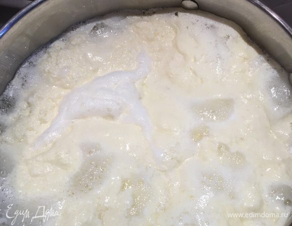 Смесь становится творожной. 
Через 5 минут после закипания снимаем с огня.