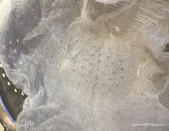 Берем чистую марлю, складываем вдвое и кладем её в дуршлаг.