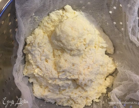 Смесь переливаем в дуршлаг и ждем минут 20, чтобы стекла большая часть сыворотки.