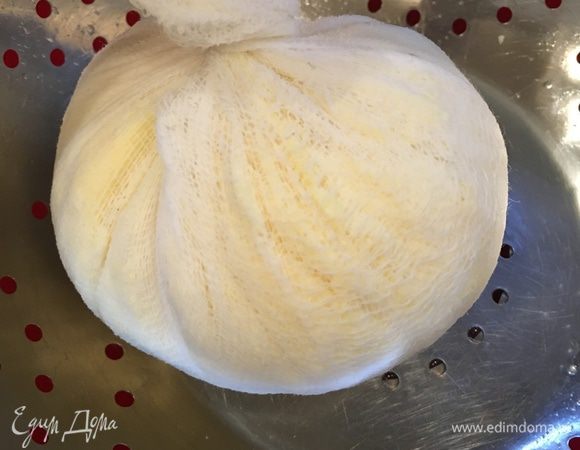 Затем сворачиваем марлю с будущим сыром в узелок и хорошенько выжимаем.