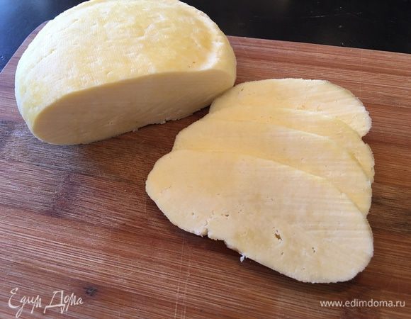 И наслаждаемся! На этот раз у меня сыр получился не сильно соленым и я положила его в рассол от феты.