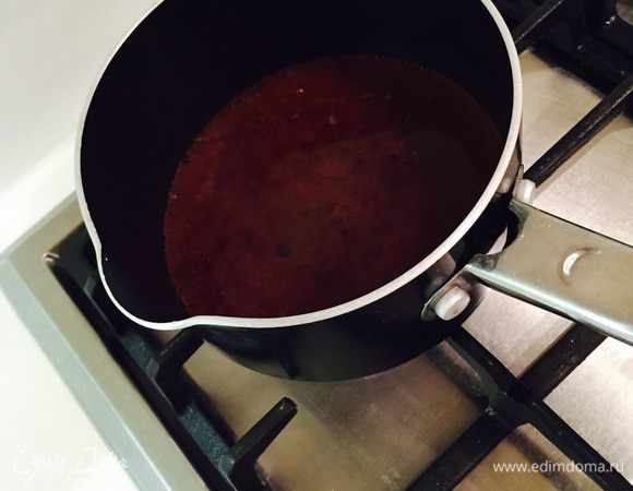 Пока он остужается, ставим на огонь джем с водичкой, недолго пусть побурлит. Отставляем.