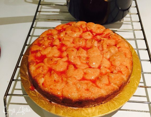 Когда корж остынет, вынимаем его из формы, освобождаем от пергамента и хорошенько пропитываем (сиропа чуток оставить).