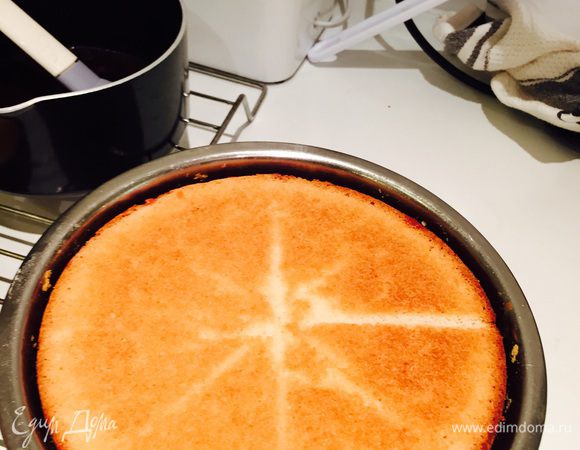 Потом берем пропитанный корж и накрываем им наш чиз (естественно, пропиткой вниз).