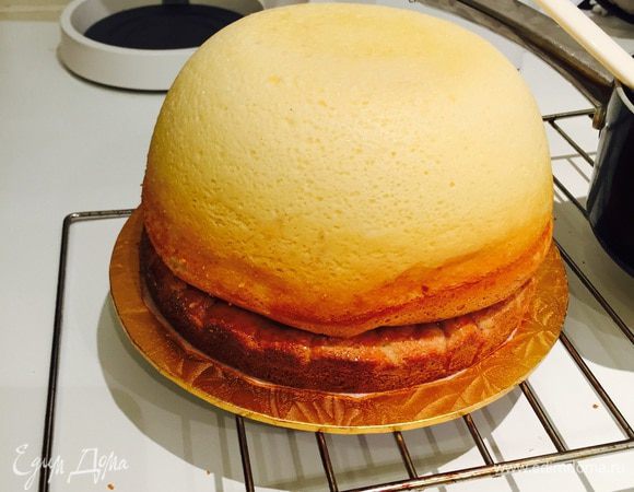 И аккуратно переворачиваем. Тадам — чиз легко выходит, он такой влажненький, кругленький)