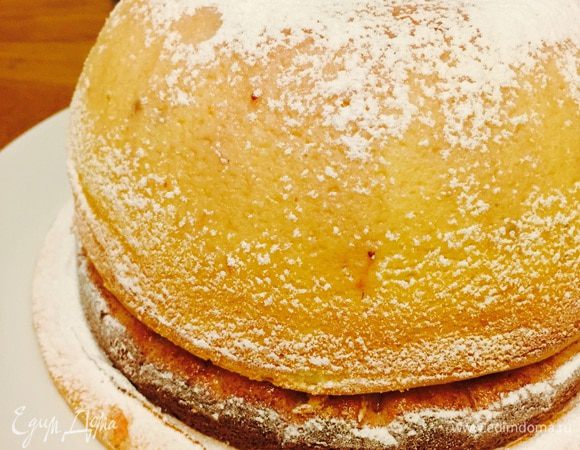 Перед подачей хорошенько присыпаем сахарной пудрой (обошлась без декора, но сейчас думаю, что неплохо было бы в след раз полить глазурью из белого шоколада). Отрезаем аккуратно и пробуем на вкус облака ;)