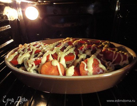 Сверху выложить помидоры. Посыпать прованскими травами (0,5 ч. л. или больше). Нанести сетку из майонеза и посыпать тертым сыром.