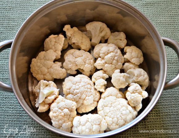 Разделить капусту на соцветия, залить водой, довести до кипения, посолить и варить 5 мин. Слить горячую воду и остудить капусту.