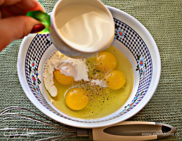 Добавить молоко и вбить.