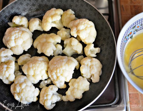 Разогреть сковороду, влить растительное масло и выложить капусту.