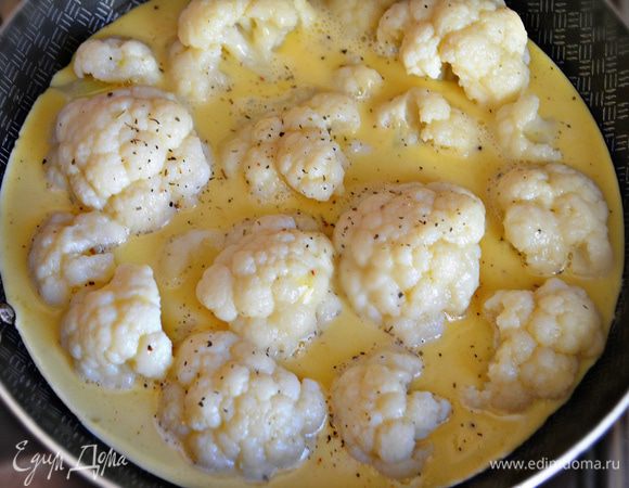 Залить капусту яичной смесью, посыпать ещё 1 щепоткой прованских трав, закрыть крышкой и готовить 7 минут.