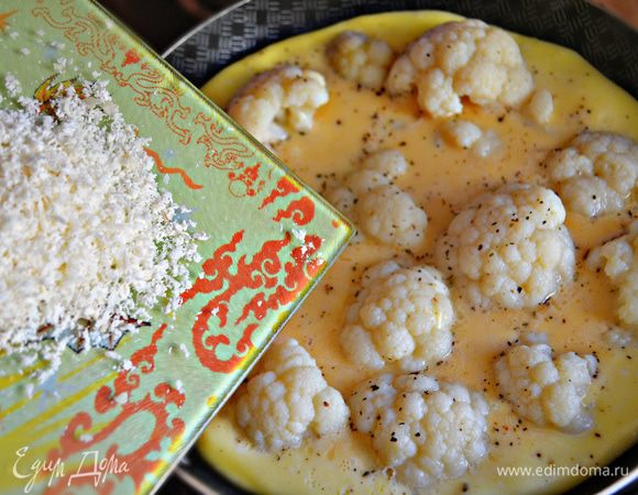 За это время ячная смесь "схватится", но серединка еще будет сырой. Посыпать натертым пармезаном, закрыть крышкой и оставить готовиться еще на 3 минуты.