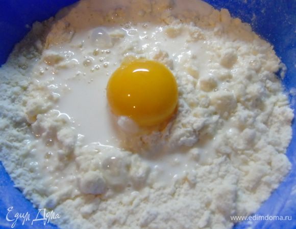 Добавить желток и молоко.