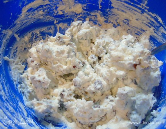 Рикотту смешать с вином, добавить сахар, крупно порезанный миндаль, розмарин и изюм, все хорошо перемешать.