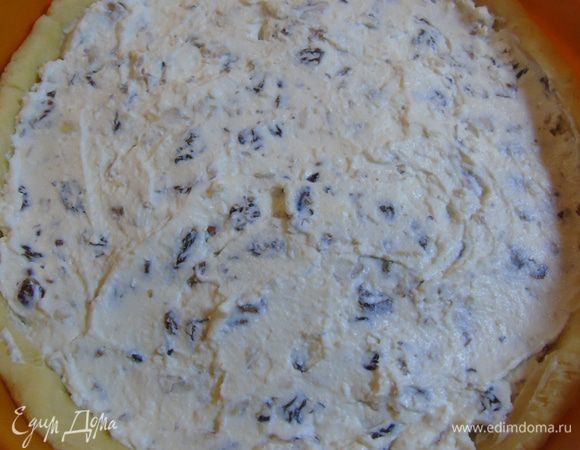 Выложить поверх теста начинку.