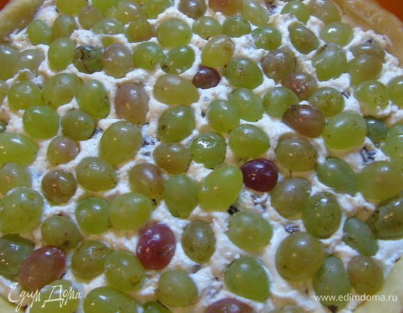 Сверху выкладываем виноград слегка его вдавливая в начинку. Отправляем в разогретую до 180-200С духовку на 25-35 минут, ориентируйтесь по своей духовке, пока тесто не станет золотистым.