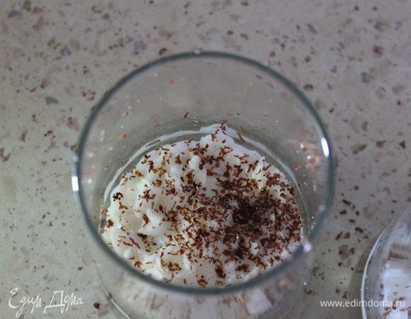 На дно креманки или бокала кладем по 1 ст. л. готовой каши, сверху натираем шоколад.