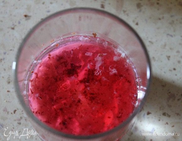 Далее наливаем желе и убираем в холодильник до полного застывания.