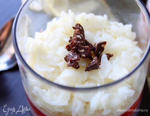 Поверх застывшего желе выкладываем остатки каши, посыпаем шоколадом и подаем. Приятного аппетита!