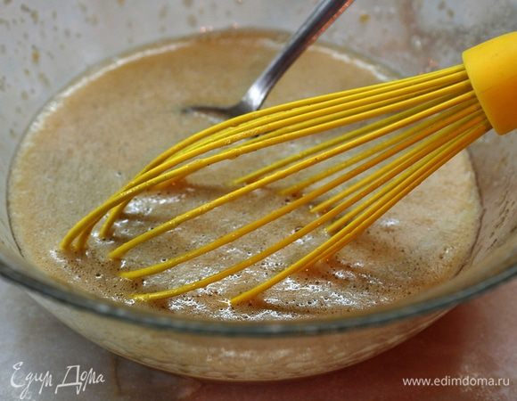 В миске слегка взбить яйца с ванильным сахаром (или корицей), тростниковым сахаром "Демерара", он придаст приятный карамельный вкус нашей десертной запеканке. но можно взять и обычный, белый сахар. Взбивать венчиком, пока сахар не растворится полностью. Добавить к смеси слегка подогретое молоко. Размешать.