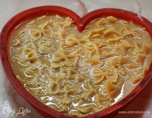Залить этой смесью макароны и поставить форму в разогретую до 180 градусов духовку на 35-40 минут, до золотистой корочки.