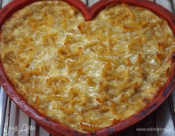 Чтобы быть уверенным, что наша запеканка пропеклась, можно потрясти форму — если блюдо уже готово, то заливка не должна трястись. Дать запеканке слегка остыть, достать из формы и уже можно кушать! 