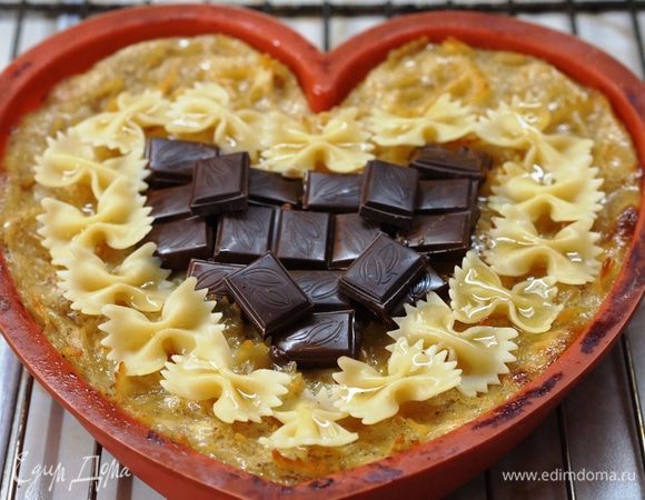 Но можно и украсить нашу запеканку шоколадом. На горячую запеканку уложила отложенные, отварные макароны-бантики и кусочки шоколада. Поставила в горячую духовку на 5-7 минут, следя пока растопится шоколад. 