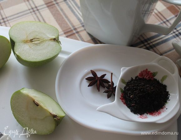 Заварочный чайник обдать кипятком. Кладем бадьян, добавляем заварку и заливаем кипятком (я готовила на три чашки).