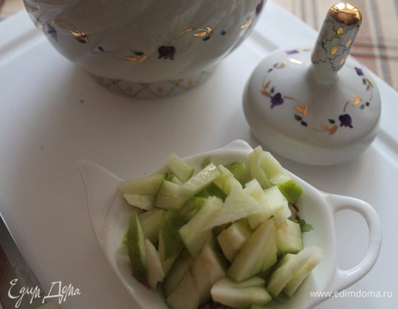 Нарезать яблоко (нам понадобится 1/4 яблока) соломкой и добавить в чайник.