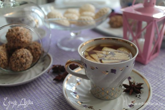 Дать нашему чаю настояться и можно наслаждаться ароматным напитком. И не забудьте про сладости.